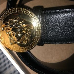 I’m selling a mens versace belt never worn
